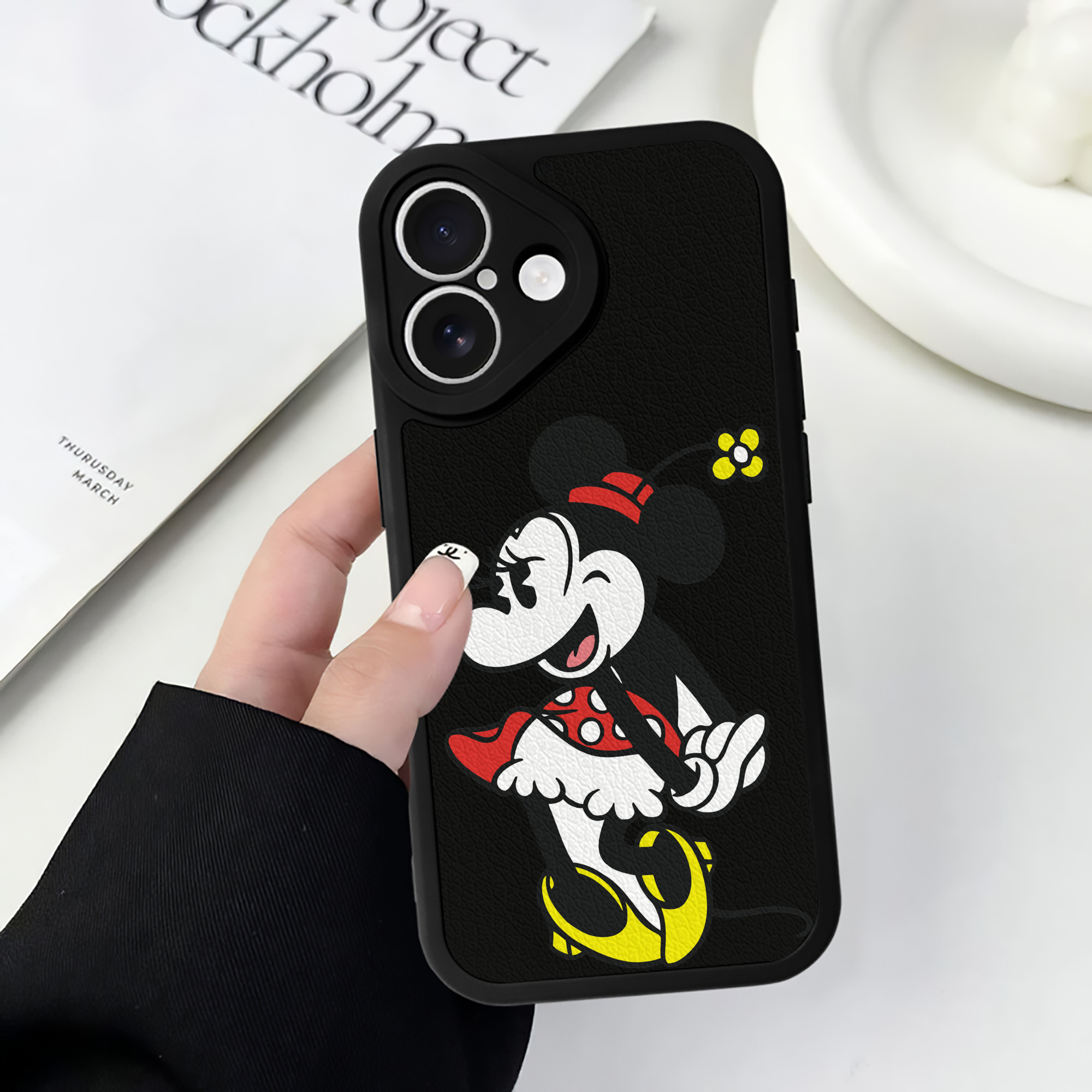 （画像用） ミッキーマウス Mickey Mouse 【iPhone 16シリーズ対応】シリコンスマホケース（レザー調） 材質：シリコン